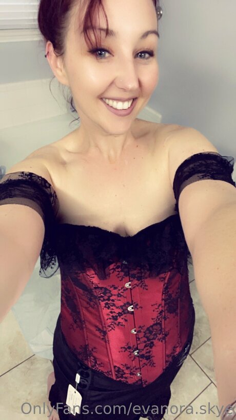 Evanora Skye ヌードスター 写真