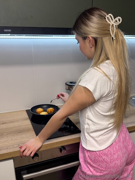 トランス熟女オンリーファンズ セクシーヌード 写真