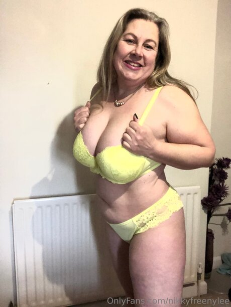 巨乳オナニーオンリーファンズ エロ 写真