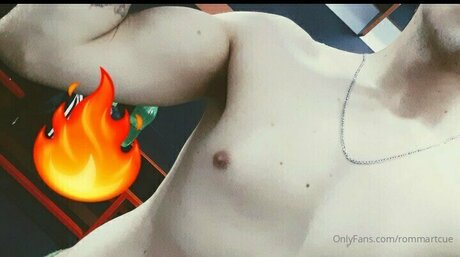 オイルを塗った巨乳オンリーファンズ 美しいポルノ 写真