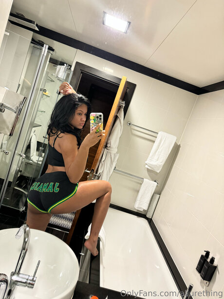 ストリップショー オンリーファンズ ヌード 写真