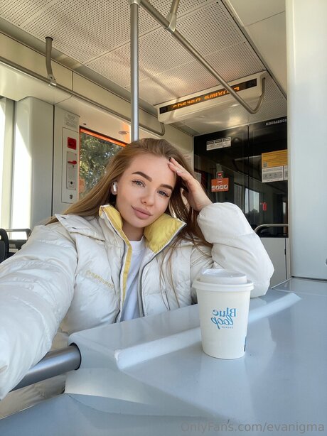 Evanigma Oftv ヌードスター 写真