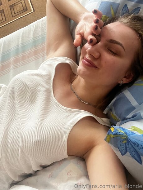 Aria Blonde かわいいポルノスター 写真