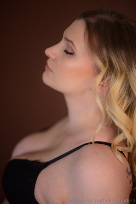 Bellablondina 高品質のポルノスター 写真