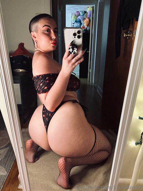 金髪の小人オンリーファンズ セクシーヌード 写真