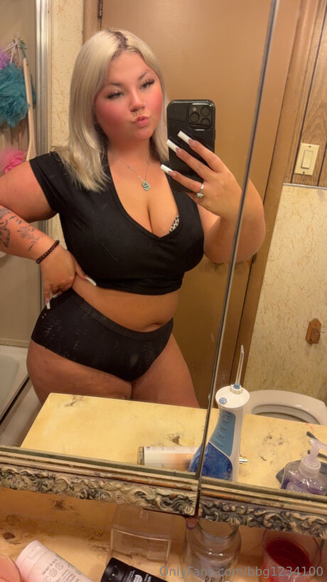 ヌード妻オンリーファンズ 無料セックス 画像