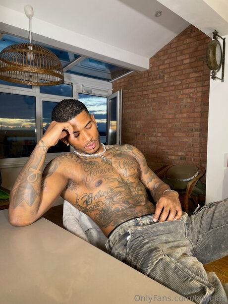 ティーンフィートオンリーファンズ セクシーヌード 写真