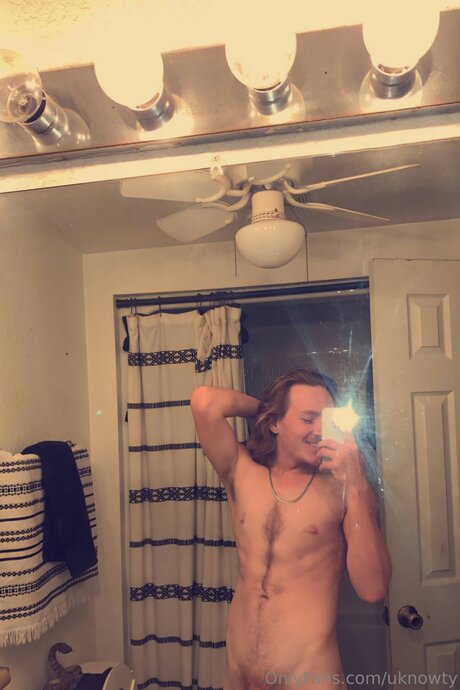 Uknowty ポルノモデル 画像