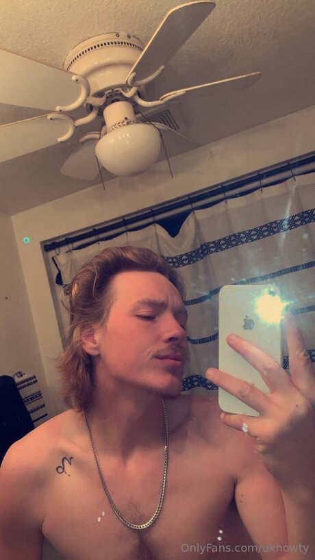 Uknowty ポルノスター 写真