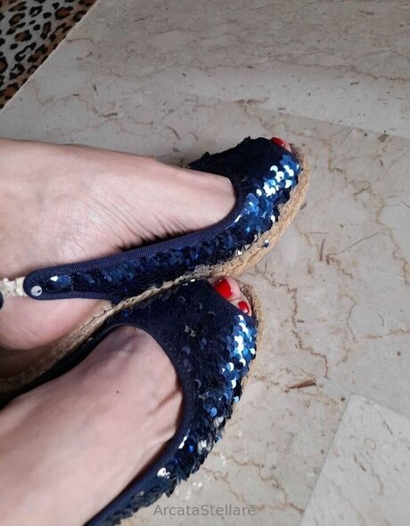 ランジェリーヌードオンリーファンズ ポルノ 写真