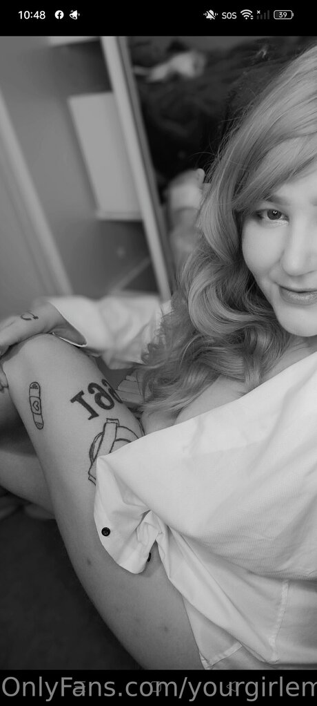 Yourgirlemilyx エロティックモデル 写真