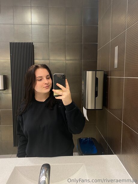 Riveraemmaa エロティックモデル 写真