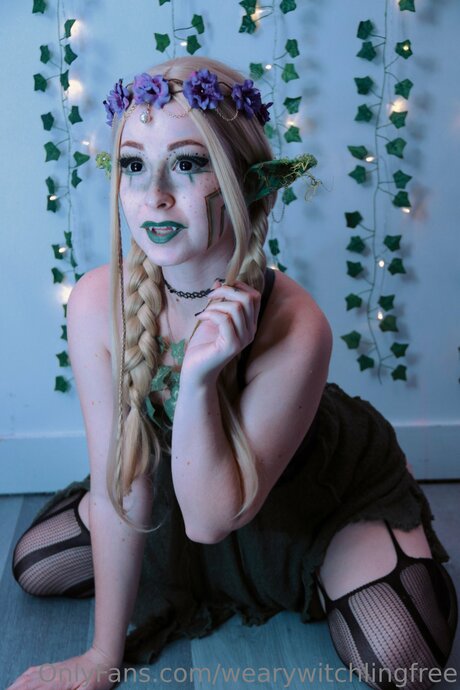 Wearywitchlingfree エロティックモデル 写真