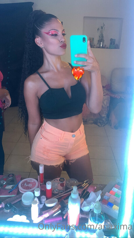 お尻を広げるオンリーファンズ 無料ヌード 画像