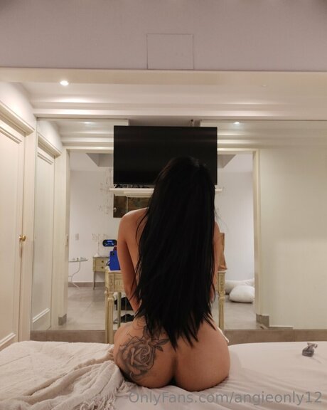 ミラーセルフィーオンリーファンズ エロチック ギャラリー