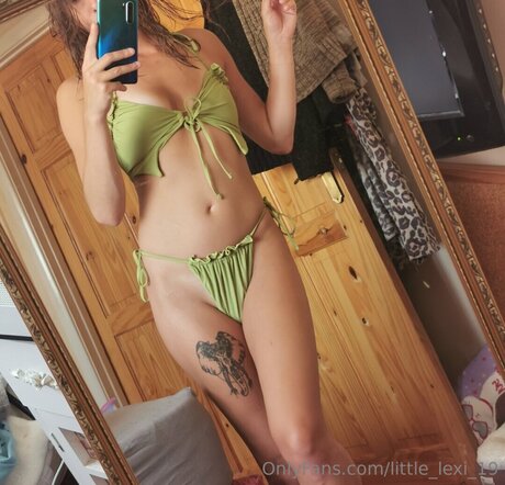 Little Lexi 19 セクシーなポルノスター 写真