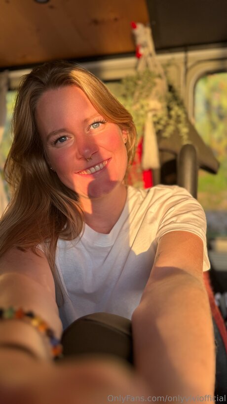 Onlyviviofficial ヌードモデル 写真