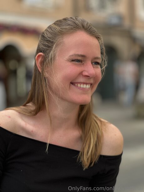 Onlyviviofficial 高品質のポルノスター 画像