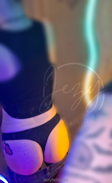 Jezyfelldown アダルトモデル 写真