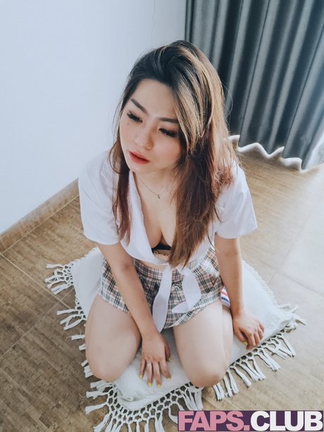 Flo The Bunny 裸のモデル 画像