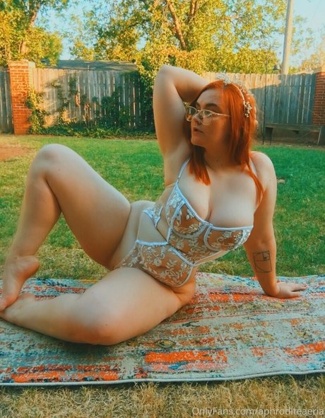 巨乳の熟女オンリーファンズ セクシーヌード ギャラリー