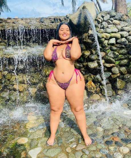 Angie Acosta ヌードモデル 写真