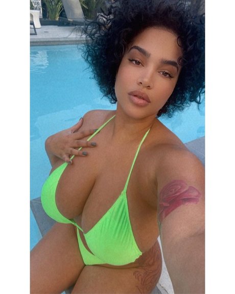 曲線美のランジェリーオンリーファンズ ポルノ 写真