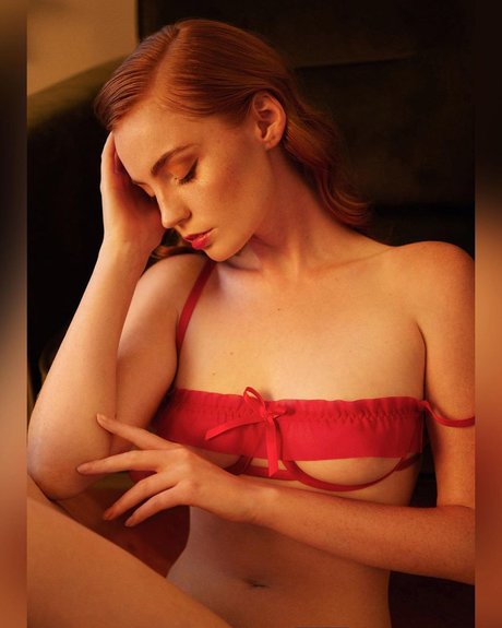 Emily O dette 独占スター ギャラリー