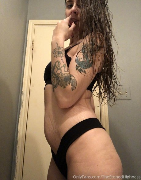 角質の女の子オンリーファンズ アートヌード 画像