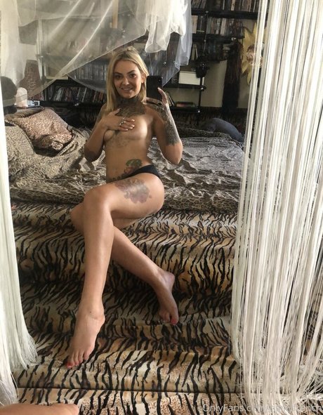 Nikky French セクシーなスター 写真