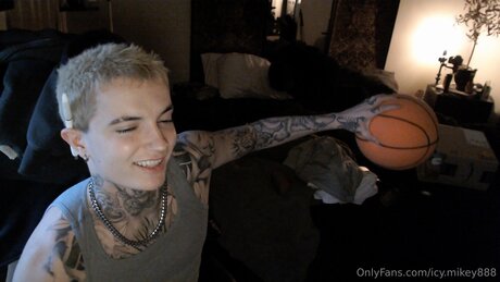 Icy Mikey888 ポルノスター 素敵 画像