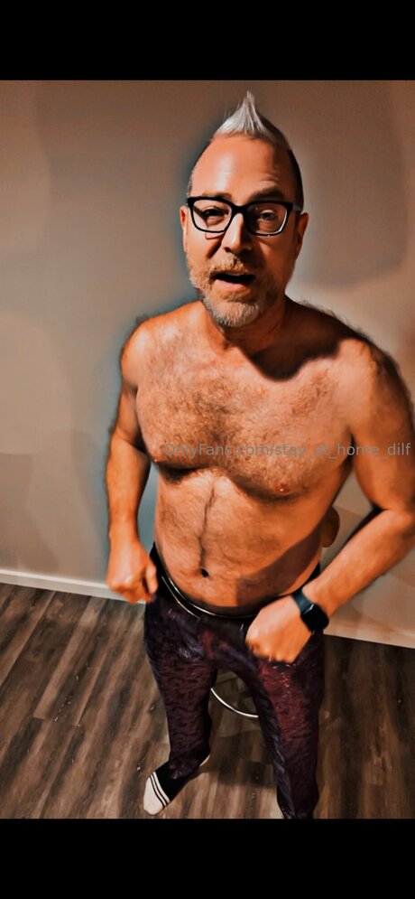 Stay At Home Dilf 裸の女優 ギャラリー