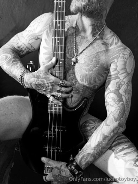 Luchotoyboy ポルノスター ヌード 写真