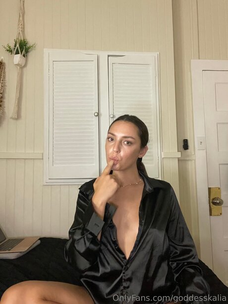 オイルを塗った巨乳オンリーファンズ アートポルノ 画像