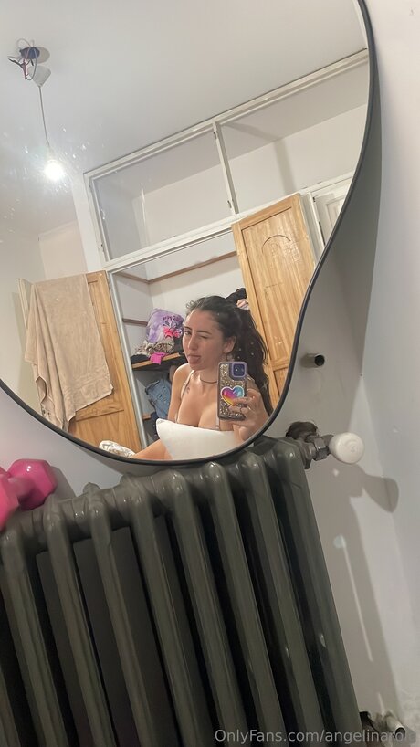 小さなおっぱいオンリーファンズ アダルト 画像