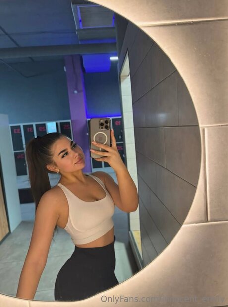 Innocent Emily 無料のポルノスター 写真