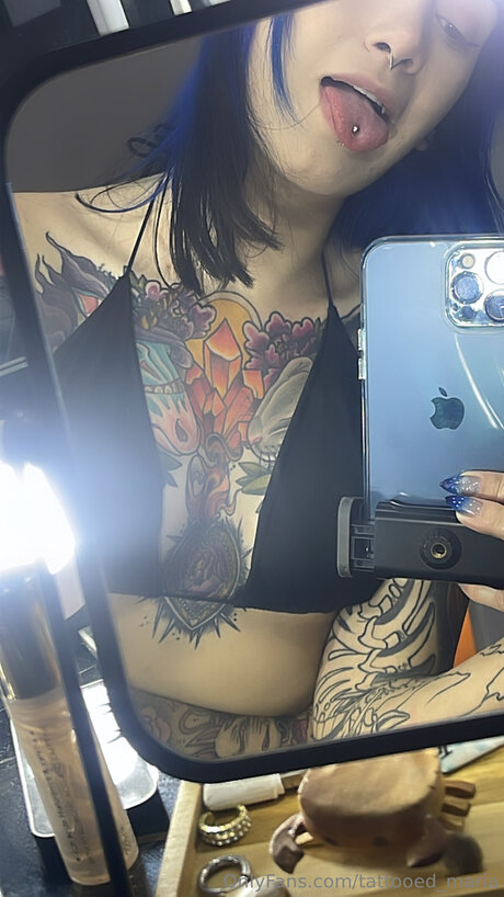 Tattooed Maria 高品質のポルノスター 写真