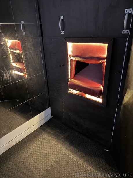 Alyx Urie ポルノスター ヌード 写真