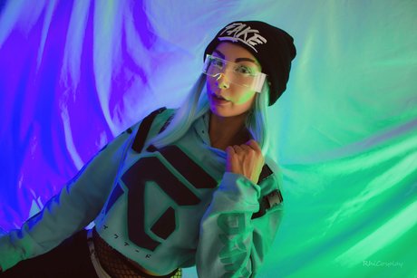 レイヴン・オンリーファンズ アートヌード 画像