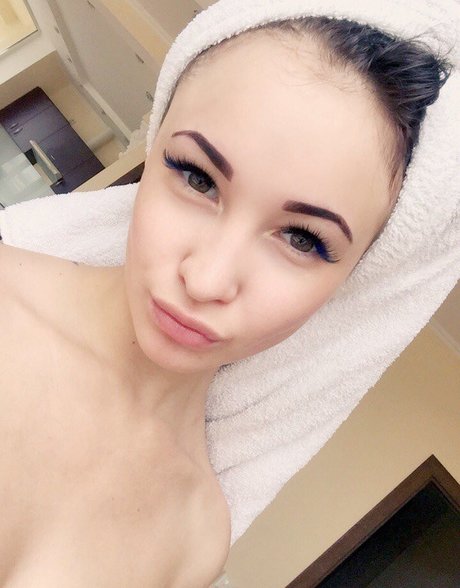 カーリーエボニーオンリーファンズ 無料エロ 画像