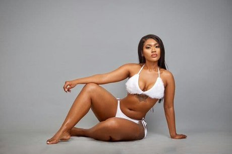 Thembi Matroshe 独占ポルノスター 写真