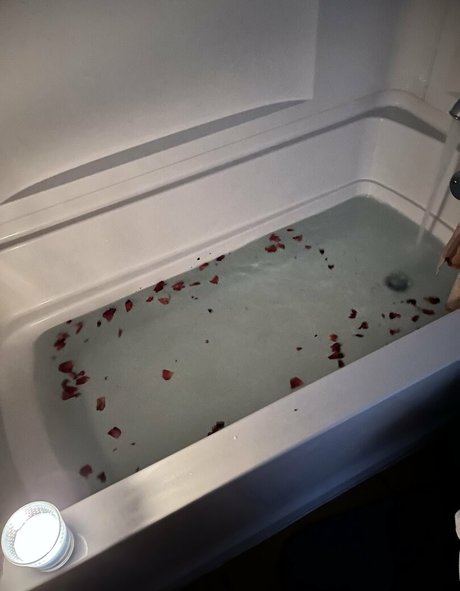 ティックトックスター オンリーファンズ エロチック 画像