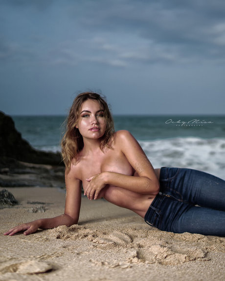 お尻を広げるオンリーファンズ アダルト無料 画像