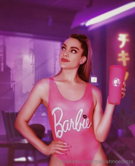 Mariiahneedless ホットなモデル 写真