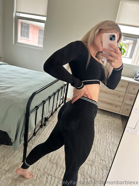 Mormonbarbiexx エロティックなモデル 写真