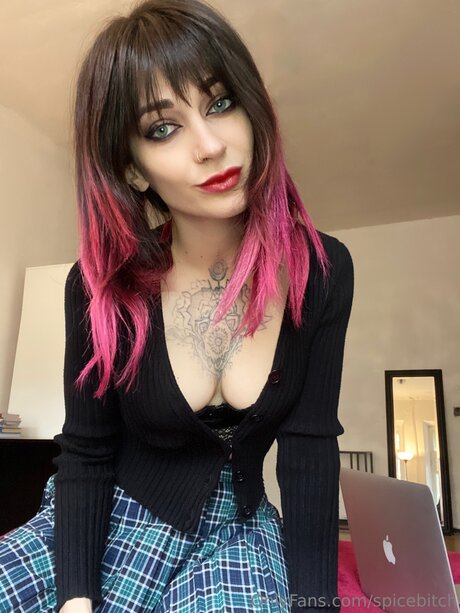 Spicebitch 裸の女優 画像