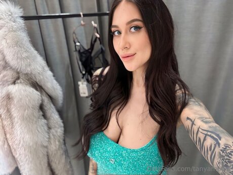 痴女妻オンリーファンズ ホットヌード 写真