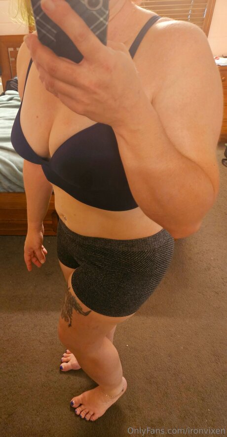 Ironvixen セクシーモデル 写真