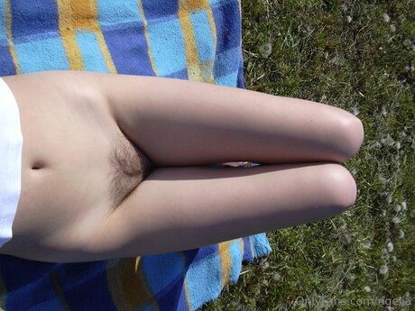 曲線美の女の子オンリーファンズ HD 写真