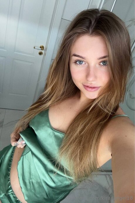 Kira Angel18 ポルノスター アダルト ギャラリー